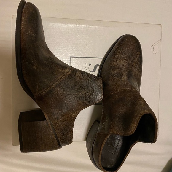 Beautiful Rustic SEY Booties - Picture 5 of 9